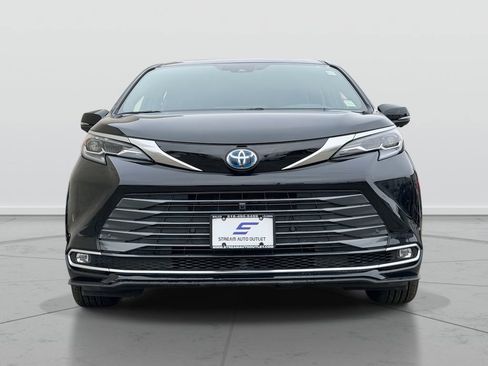 Used 2025 Toyota Sienna Platinum AWD/4WD image 2