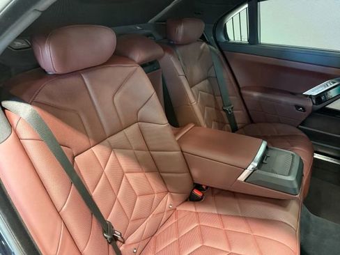 Used 2025 BMW 760i xDrive w/ Executive Package image 37
