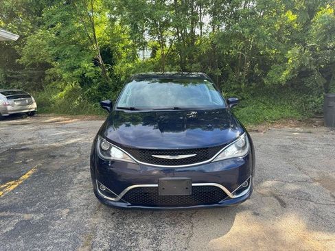 Used 2018 Chrysler Pacifica Touring Plus w/ Tire & Wheel Group FWD image 2