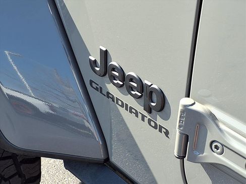 Used 2022 Jeep Gladiator Willys image 23