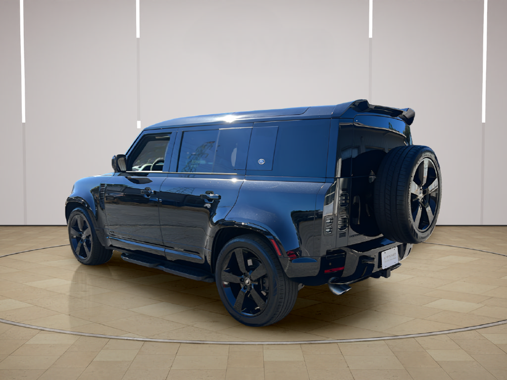 Used 2023 Land Rover Defender 110 V8 AWD/4WD image 3