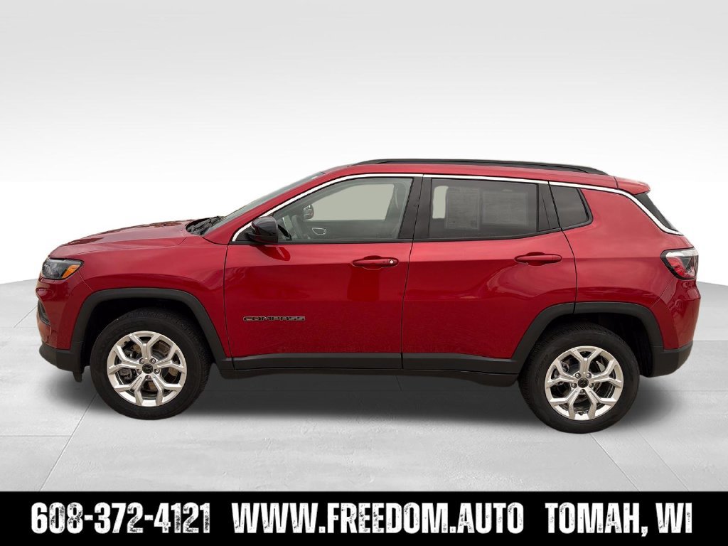 Used 2025 Jeep Compass Latitude w/ Sun & Sound Group AWD/4WD image 3