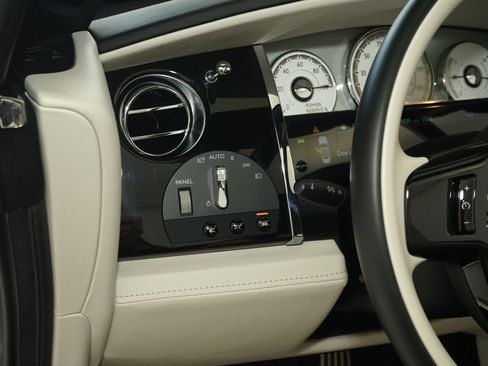 Used 2018 Rolls-Royce Dawn RWD image 29