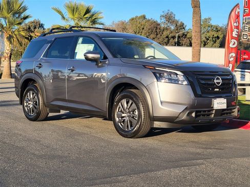 New 2025 Nissan Pathfinder SV w/ Black Appearance Package image 4