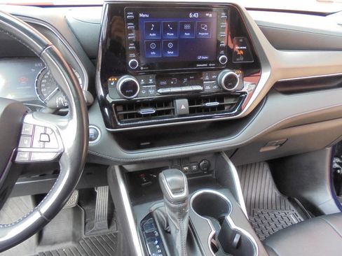 Used 2021 Toyota Highlander XLE image 18