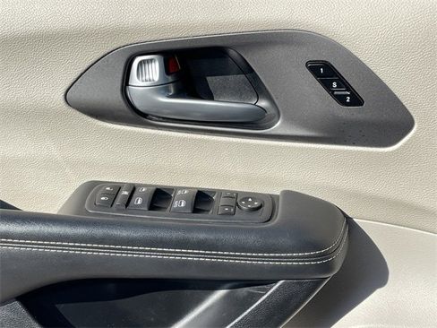 Used 2024 Chrysler Pacifica Touring-L image 22
