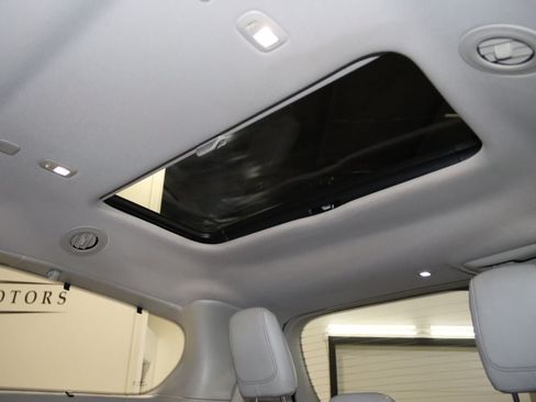 Used 2019 Chrysler Pacifica Limited w/ Tire & Wheel Group FWD image 14
