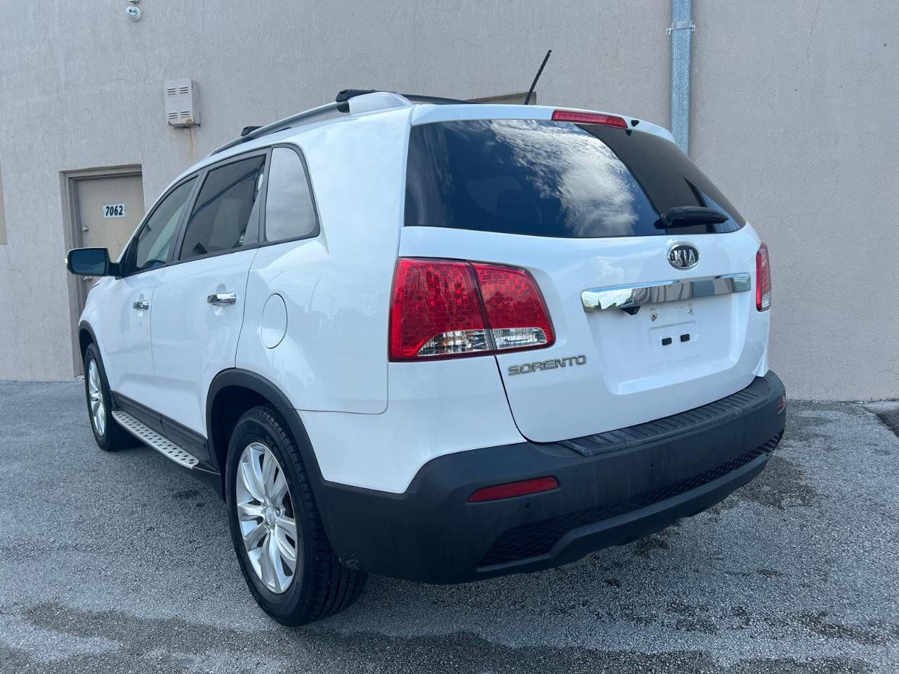 Used 2011 Kia Sorento LX w/ Convenience Pkg FWD image 2