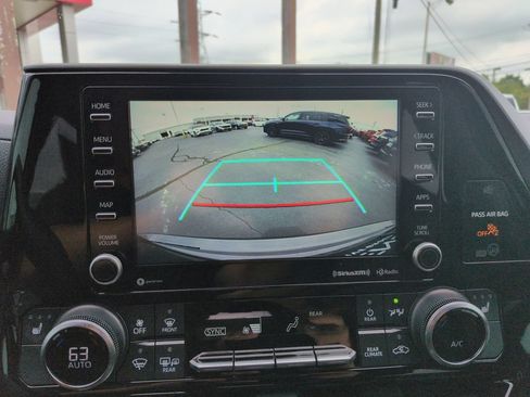 Used 2022 Toyota Highlander XLE AWD/4WD image 20