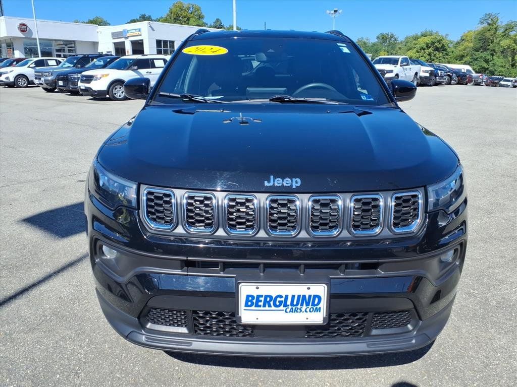 Used 2024 Jeep Compass Latitude AWD/4WD image 9