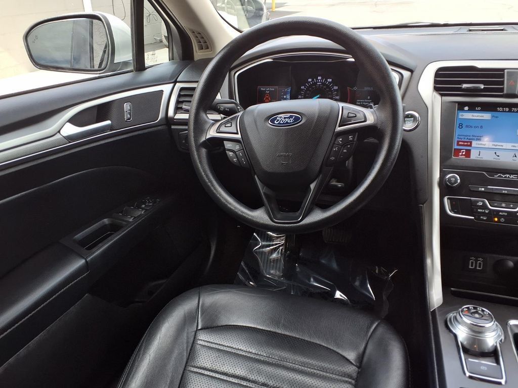 Used 2019 Ford Fusion SE FWD image 24