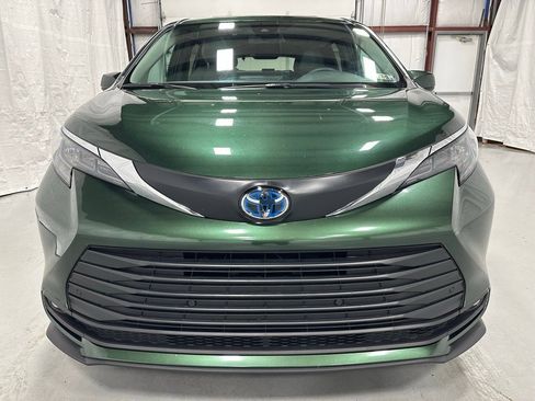 Used 2025 Toyota Sienna XLE image 2