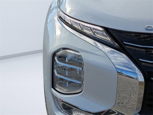 Used 2023 Mitsubishi Outlander SEL image 9