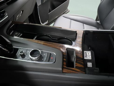 Used 2022 Cadillac Escalade Luxury AWD/4WD image 19