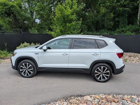 Used 2023 Volkswagen Taos SE w/ Panoramic Sunroof Package AWD/4WD image 2