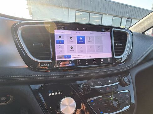Used 2025 Chrysler Pacifica Limited FWD image 19