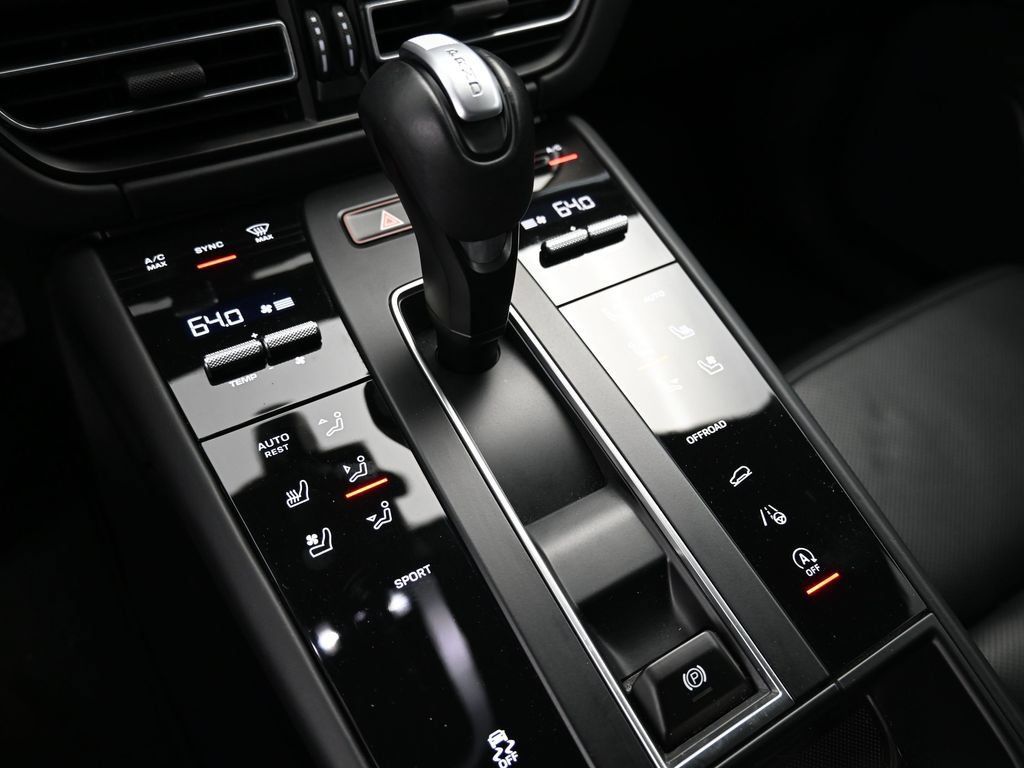 Certified 2024 Porsche Macan AWD/4WD image 25