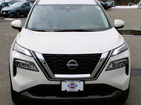 Used 2023 Nissan Rogue SV image 2