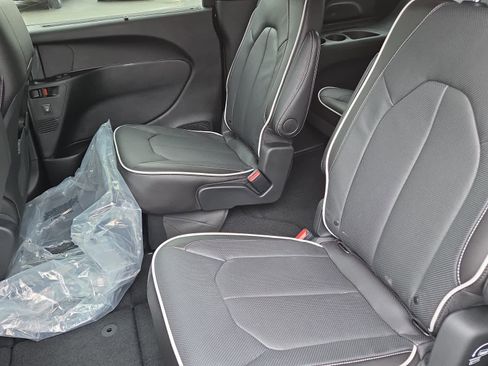 New 2026 Chrysler Pacifica Limited w/ S Appearance Package image 13