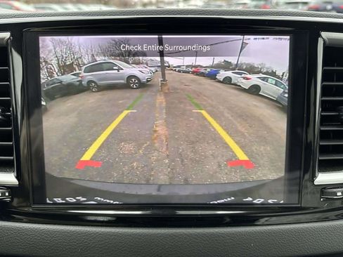 Used 2023 Chrysler Pacifica Touring-L FWD image 23