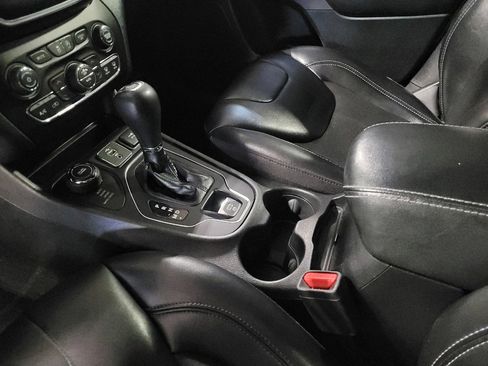 Used 2019 Jeep Cherokee Latitude Plus w/ Comfort/Convenience Group AWD/4WD image 26