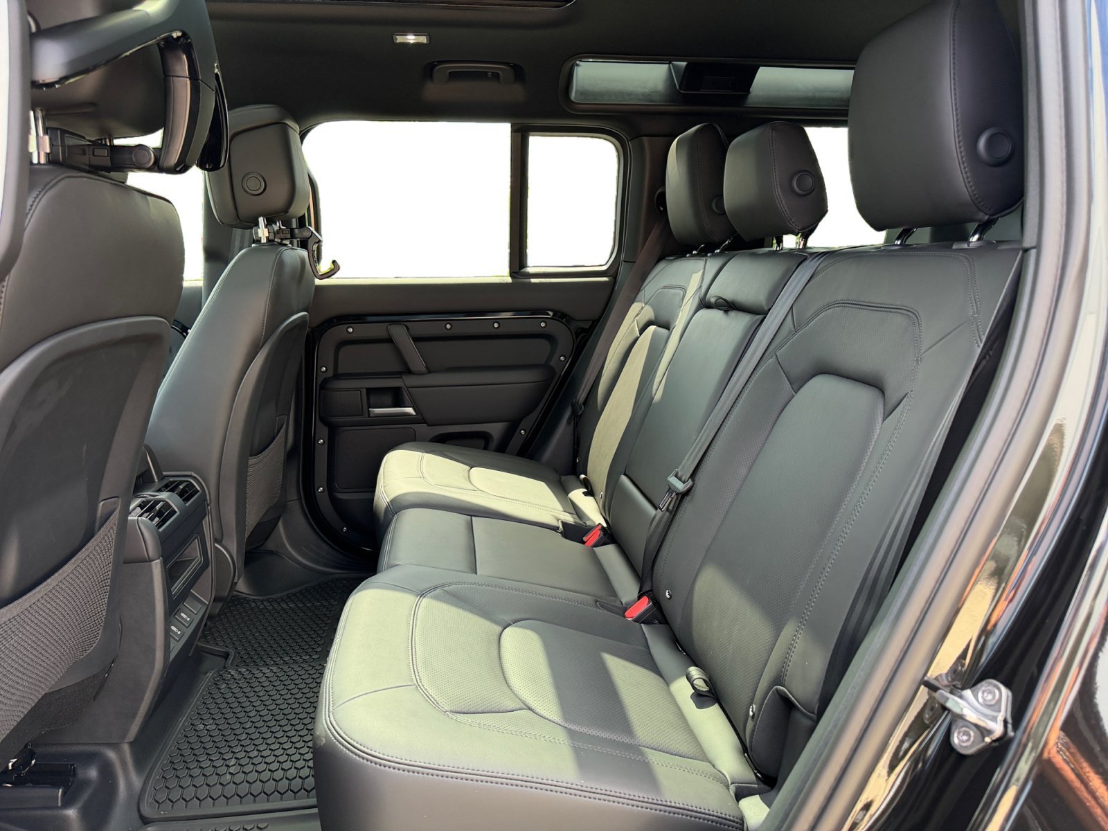 New 2026 Land Rover Defender 110 X-Dynamic SE AWD/4WD image 16
