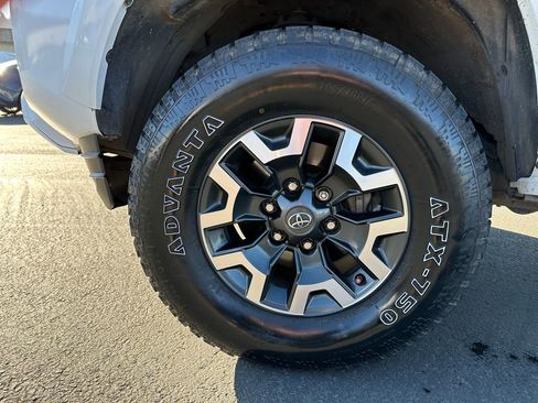 Used 2019 Toyota Tacoma TRD Sport image 12