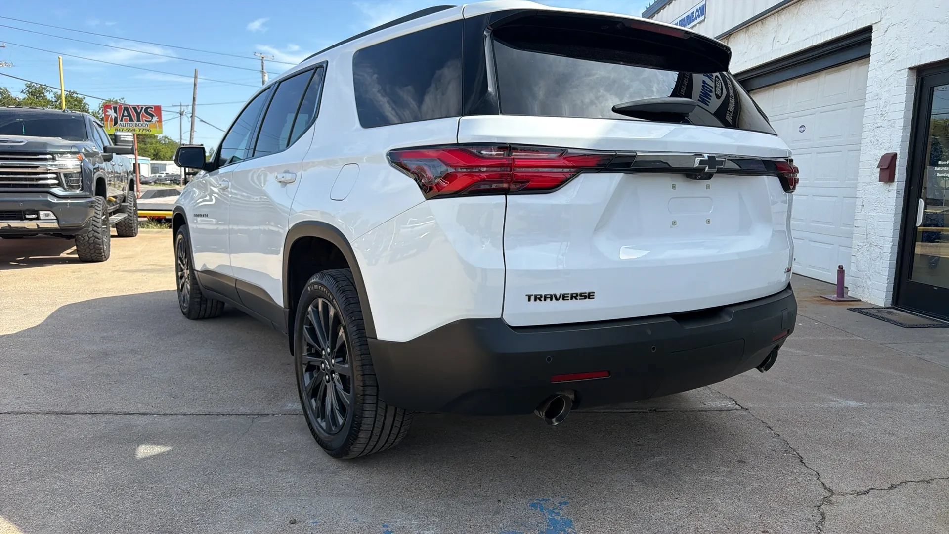 Used 2022 Chevrolet Traverse RS FWD image 2