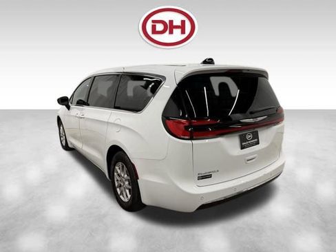 Used 2024 Chrysler Pacifica Touring-L image 11