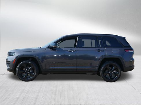 Used 2023 Jeep Grand Cherokee Altitude AWD/4WD image 4