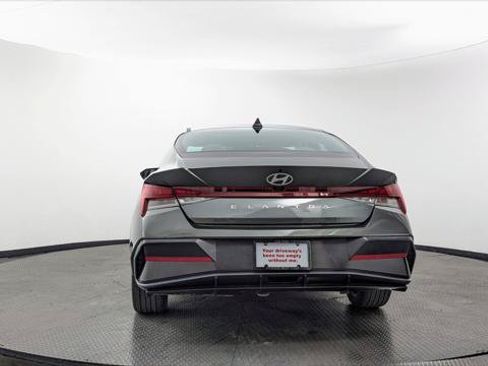 Used 2025 Hyundai Elantra Limited FWD image 7