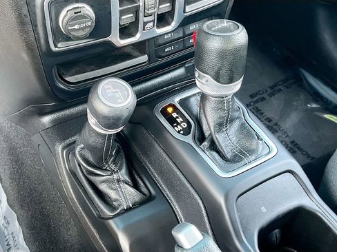 Certified 2024 Jeep Gladiator Sport AWD/4WD image 17
