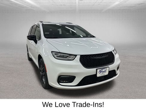 New 2026 Chrysler Pacifica Limited w/ S Appearance Package AWD/4WD image 2