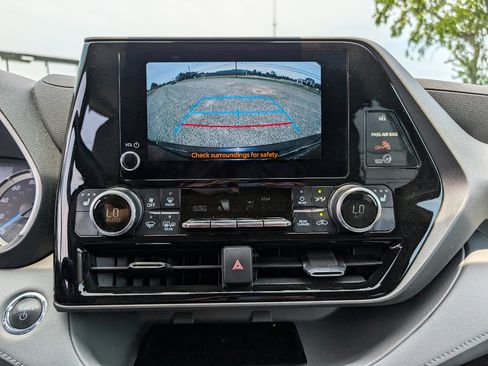 Used 2023 Toyota Highlander XLE AWD/4WD image 26