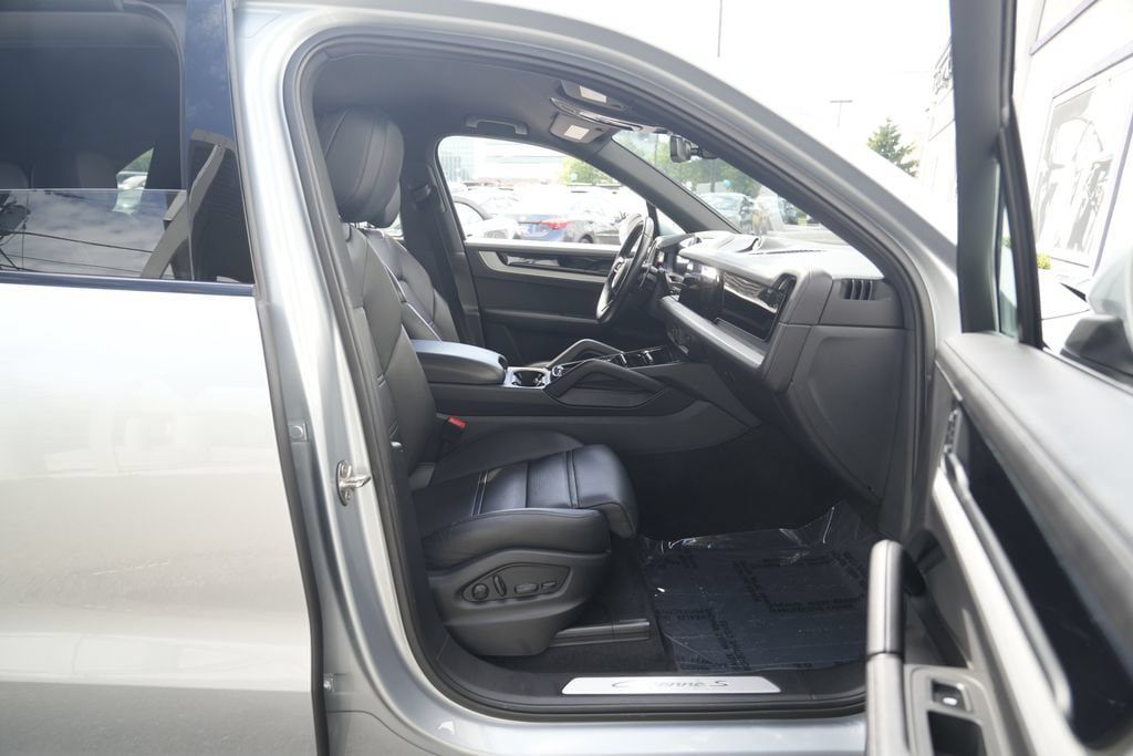 Used 2024 Porsche Cayenne S w/ Sport Chrono Package AWD/4WD image 33