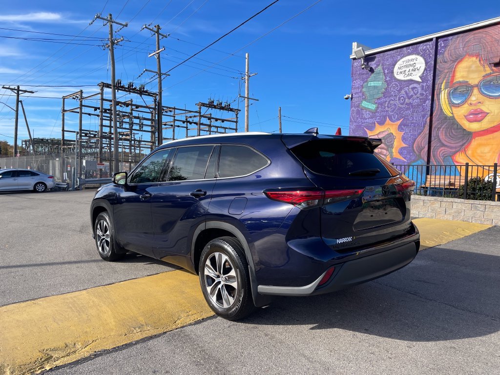 Used 2022 Toyota Highlander XLE AWD/4WD image 3