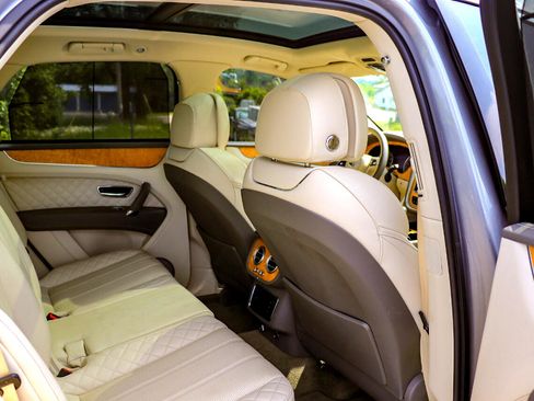 Used 2017 Bentley Bentayga W12 AWD image 34