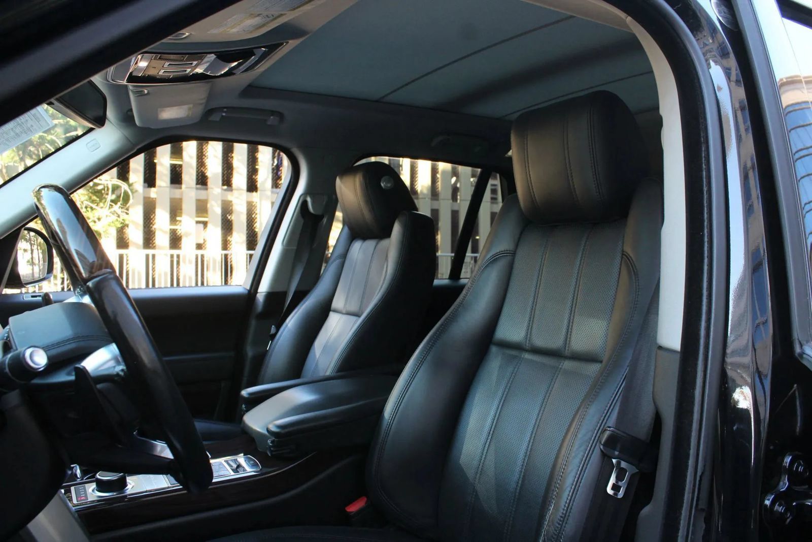Used 2015 Land Rover Range Rover Supercharged AWD/4WD image 16