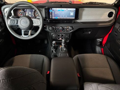 Used 2025 Jeep Wrangler Unlimited Sahara AWD/4WD image 32