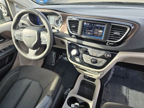 Used 2023 Chrysler Voyager LX image 12