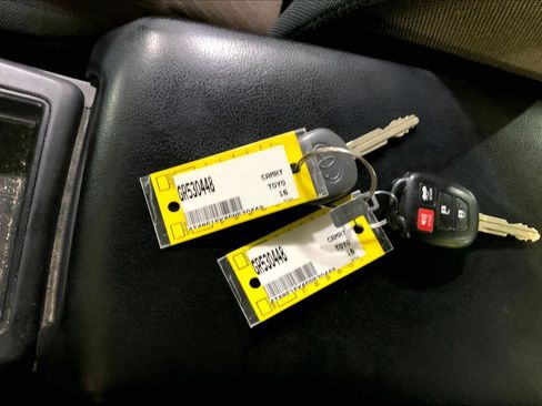 Used 2016 Toyota Camry LE image 14