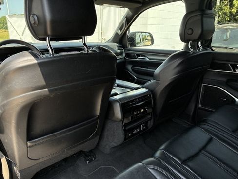 Used 2024 Jeep Wagoneer L Series II w/ Flexible Seating Group AWD/4WD image 18