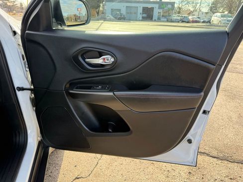 Used 2020 Jeep Cherokee Trailhawk image 17