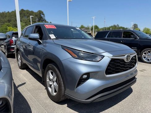 Used 2024 Toyota Highlander LE image 4