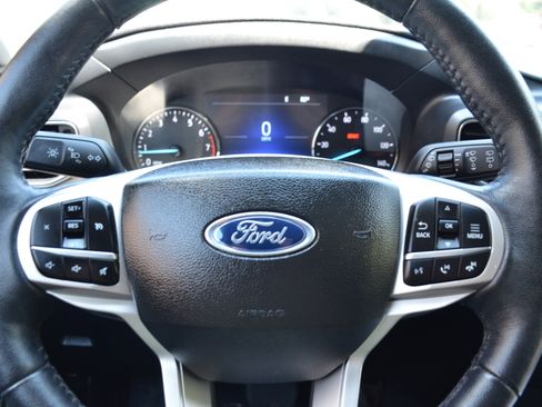 Used 2023 Ford Explorer XLT w/ Equipment Group 202A image 8