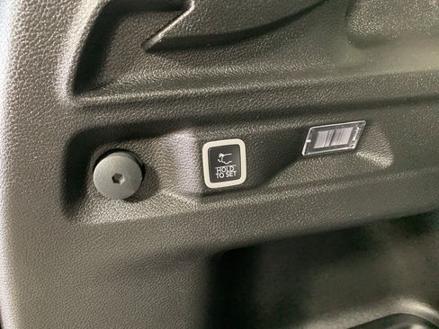 Used 2023 Jeep Grand Cherokee L Limited AWD/4WD image 37