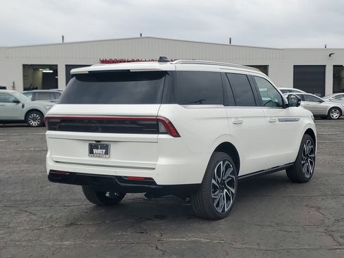 New 2026 Lincoln Navigator Reserve image 4