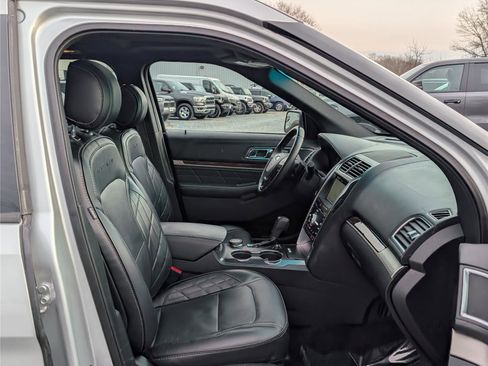 Used 2017 Ford Explorer Platinum image 11