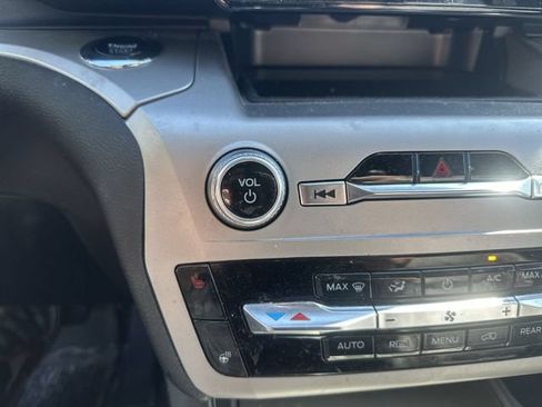 Used 2022 Ford Explorer XLT w/ Equipment Group 202A AWD/4WD image 14