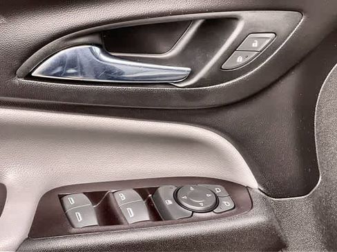 Used 2022 Chevrolet Equinox LS image 30